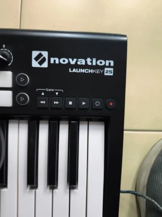 Novation Launchkey 25 Teclado MIDI y pedal sostein