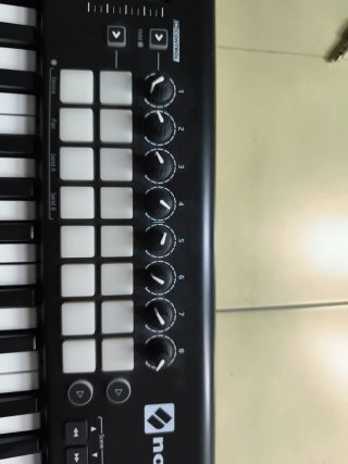 Novation Launchkey 25 Teclado MIDI y pedal sostein