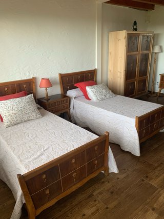 Dormitorio antiguo madera maciza marquetería
