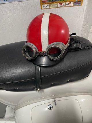 Casco vespa vintage y gafas