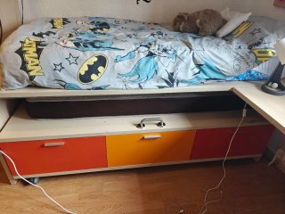 Habitación juvenil cama nido tonos naranjas