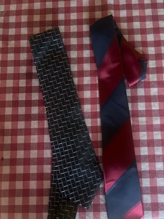 Corbata negra con diseño de cuadros
