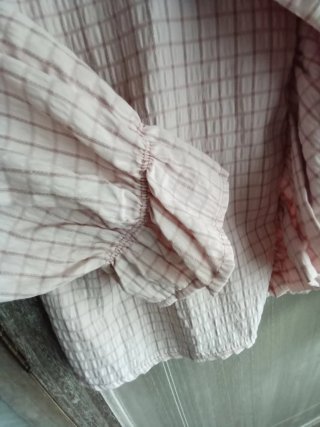 Camisa rosa con volantes
