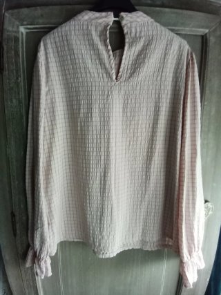 Camisa rosa con volantes