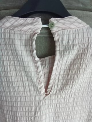 Camisa rosa con volantes