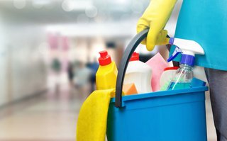 Ofrecer servicios: limpiar o cuidar niños