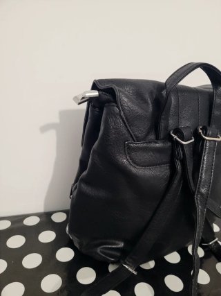 Mochila negra con estampado