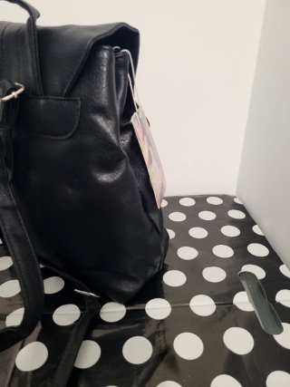 Mochila negra con estampado