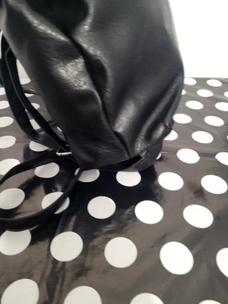Mochila negra con estampado