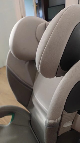Butaca de coche gris marca CYBEX modelo S2IFIX
