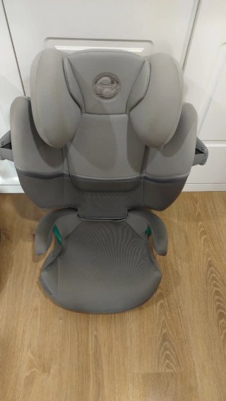 Butaca de coche gris marca CYBEX modelo S2IFIX