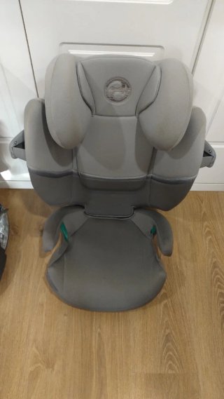 Butaca de coche gris marca CYBEX modelo S2IFIX