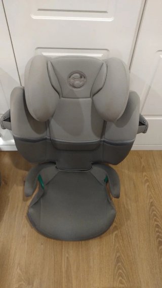 Butaca de coche gris marca CYBEX modelo S2IFIX