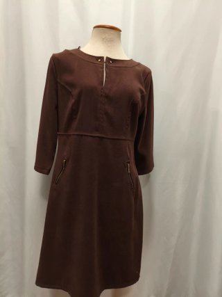 Vestido elegante marrón con cremalleras