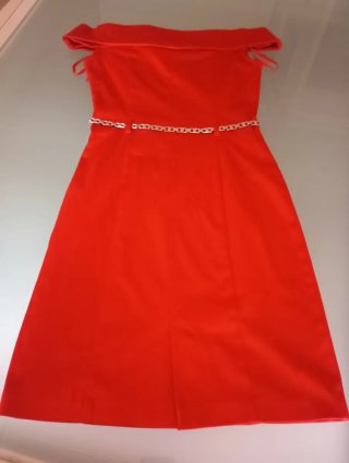 Vestido rojo con cinturón plateado Talla 38