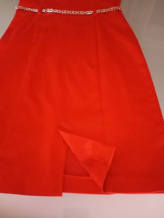 Vestido rojo con cinturón plateado Talla 38