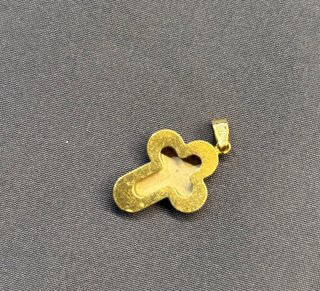 Cruz oro 18 k dos tonos Peso 1,24gr
