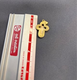 Cruz oro 18 k dos tonos Peso 1,24gr