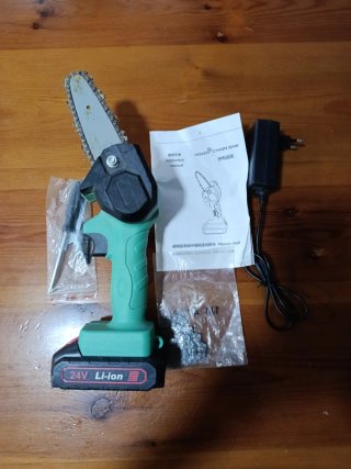 Motosierra a Batería 24V Li-ion con accesorios.