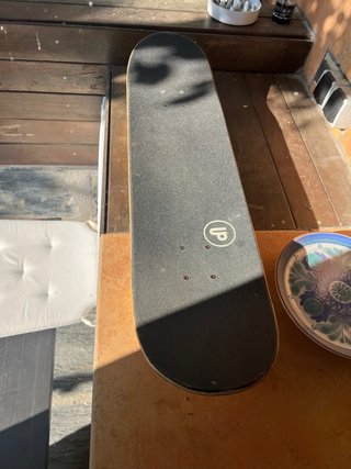Skate con ruedas y ejes