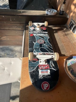 Skate con ruedas y ejes