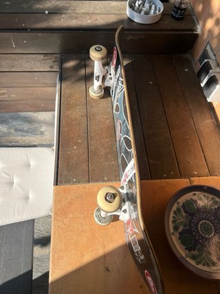 Skate con ruedas y ejes