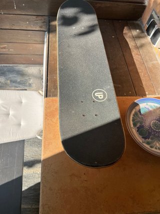 Skate con ruedas y ejes