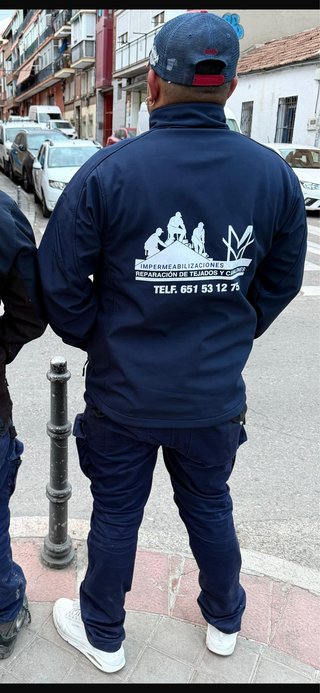Chaqueta impermeable y reparación tejados