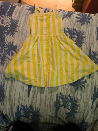 Vestido de verano a rayas amarillas y blancas