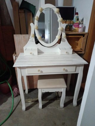 Tocador blanco con espejo y luces