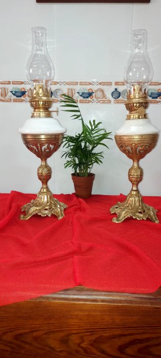 Pareja de quinques de bronce con depósito opalina