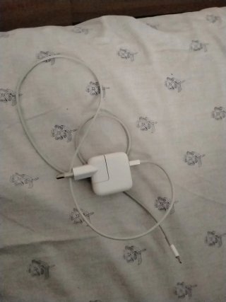 iPhone 13 con cargador Apple