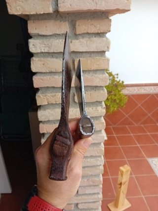Hacha antigua muy afilada