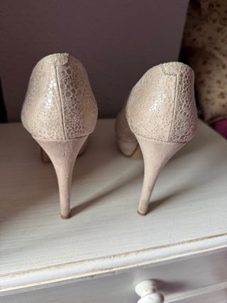 Zapatos de tacón beige peep toe