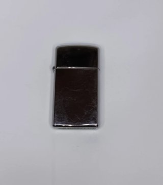 Accendino argentato tipo Zippo