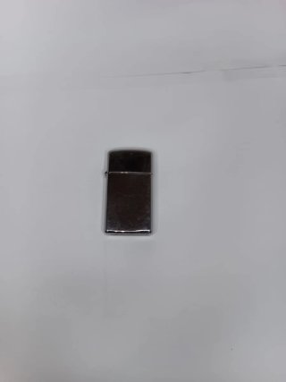 Accendino argentato tipo Zippo