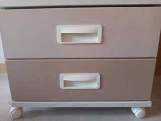 Cajonera con ruedas beige y blanca