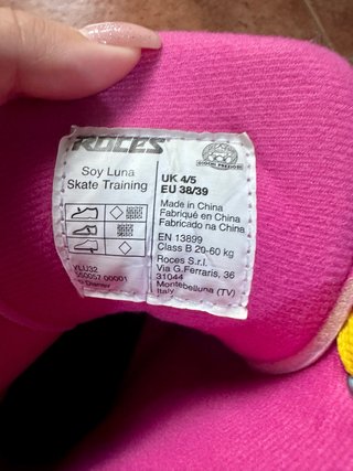 Patines rosas con cordones amarillos