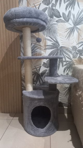 Árbol rascador para gatos gris