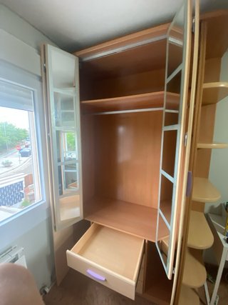 Armario madera con puertas de cristal