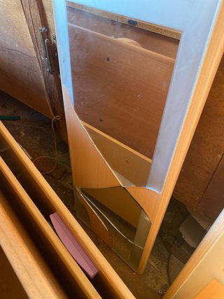Armario madera con puertas de cristal