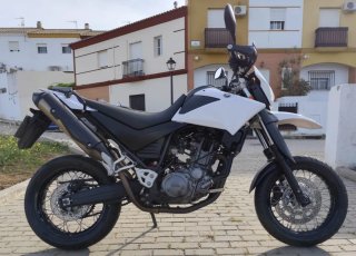 Yamaha XT 660X color blanca muy cuidada.