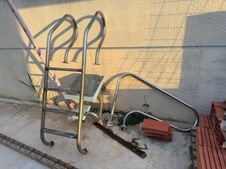 Escalera, barandilla y trampolín piscina