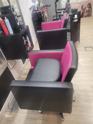 Mostrador recepción negro con panel fucsia