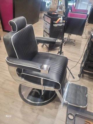 Mostrador recepción negro con panel fucsia