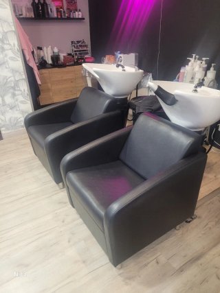 Mostrador recepción negro con panel fucsia