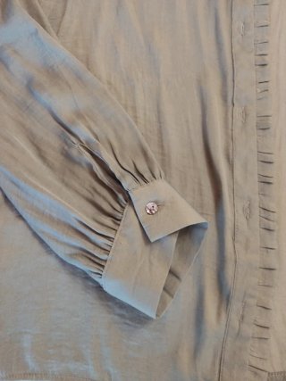 Camisa azul cielo con volantes