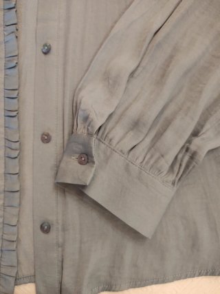 Camisa azul cielo con volantes