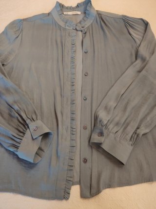 Camisa azul cielo con volantes