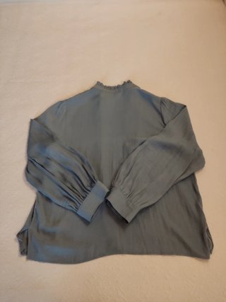 Camisa azul cielo con volantes